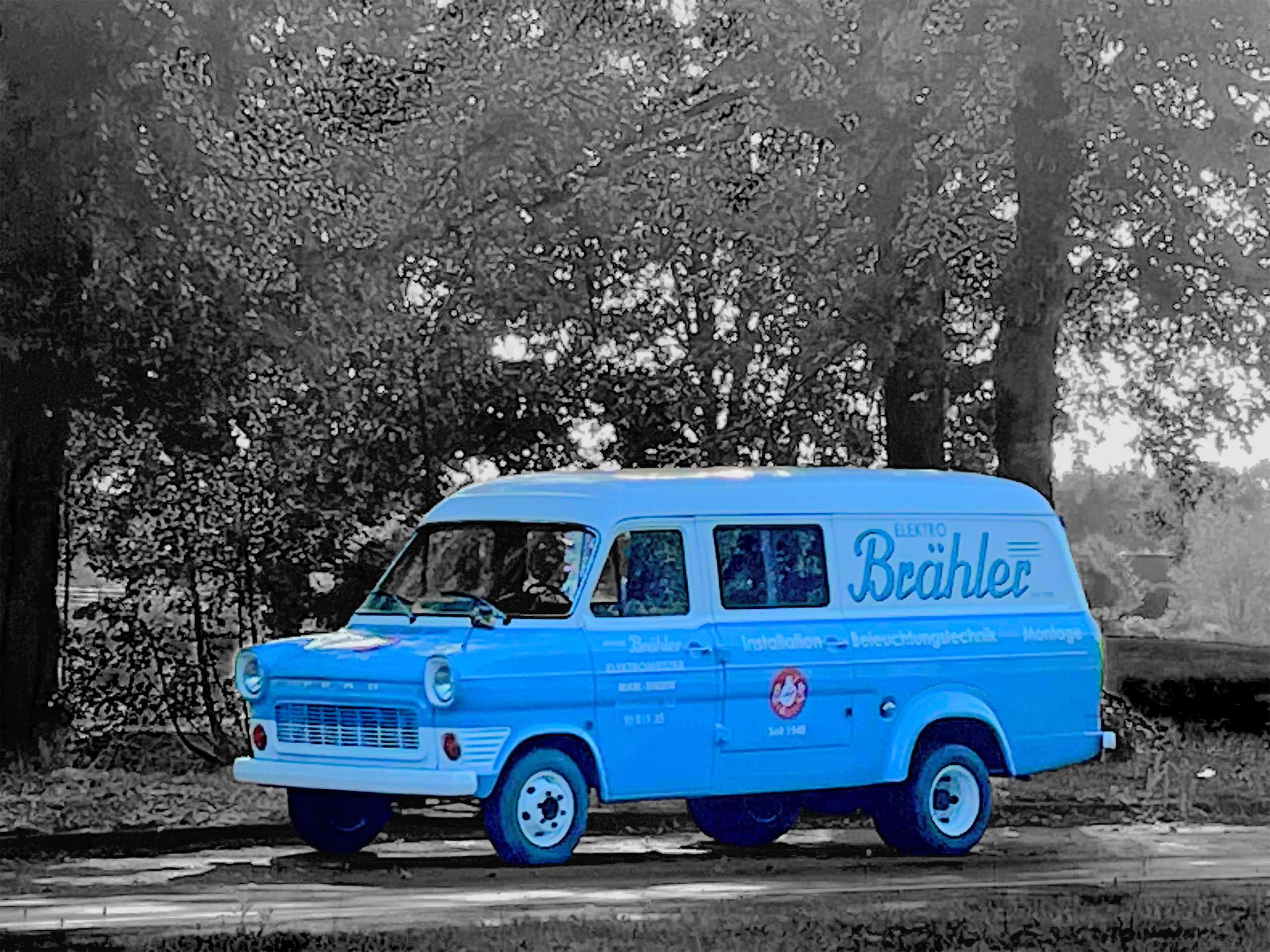 Ford Motor Co. introduces 8h shifts and Minimum wage (5$/h + benefits) (1914)